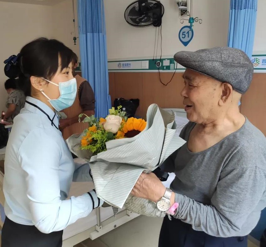 耄耋俩老兵 患白内障在普瑞重见光明